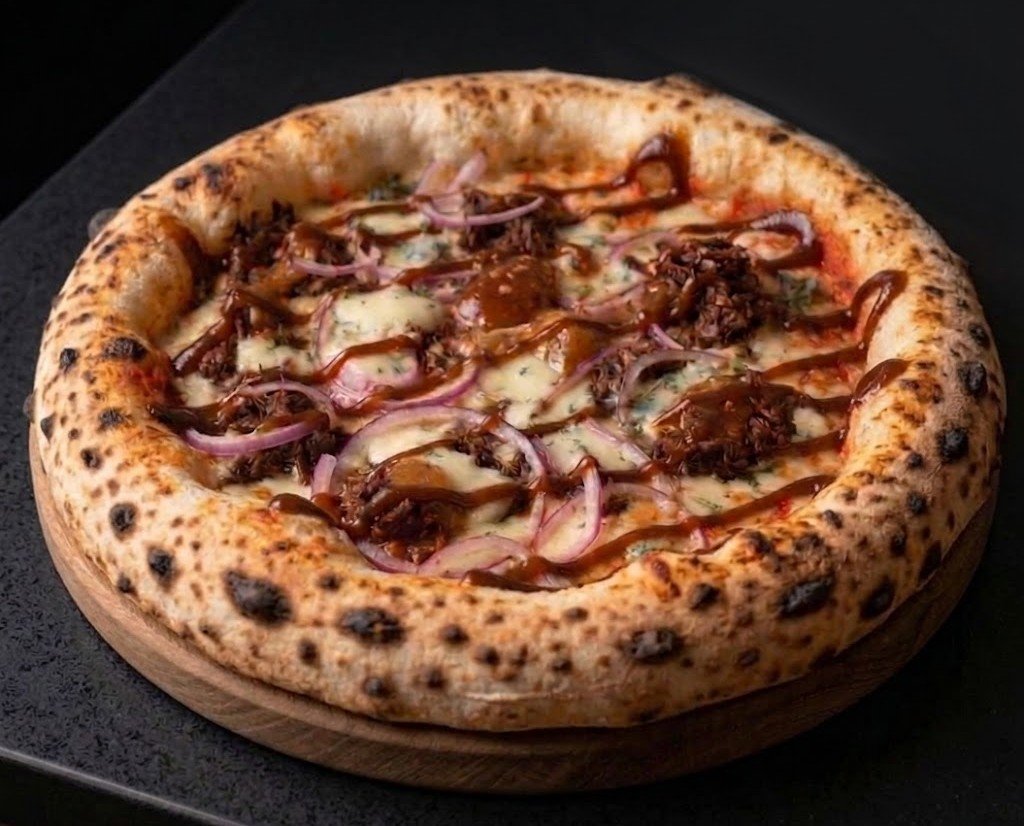 Pizza napoletana artesanal com cornicione alto sobre uma tábua